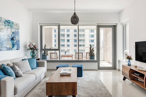 City View High Rise Condo With Balcony