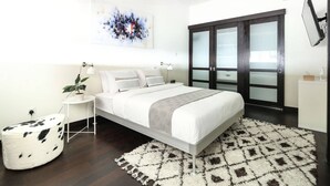 Room - Impressive 3BR Loft in Downtown Dubai! (Dubai)