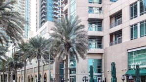 Exterior - Impressive 3BR Loft in Downtown Dubai! (Dubai)