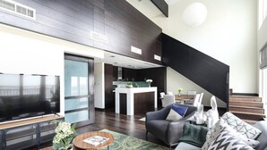 Living area - Impressive 3BR Loft in Downtown Dubai! (Dubai)