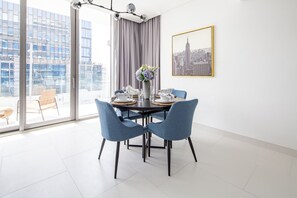 Dining - Lavish 1BR Apartment With 2 Balconies - Palm Jumeirah (Dubai)