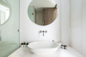 Bathroom - Lavish 1BR Apartment With 2 Balconies - Palm Jumeirah (Dubai)