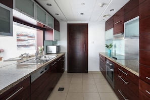 Ugn, spishÀll, diskmaskin och barnstol