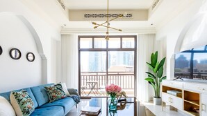 TV - Lavish & Enchanting 1BR Situated in Souk Al Bahar, Downtown Dubai (Dubai)