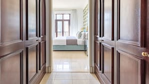 2 bedrooms, laptop workspace, iron/ironing board, WiFi - Lavish & Enchanting 1BR Situated in Souk Al Bahar, Downtown Dubai (Dubai)