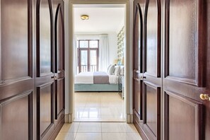 2 bedrooms, laptop workspace, iron/ironing board, WiFi - Lavish & Enchanting 1BR Situated in Souk Al Bahar, Downtown Dubai (Dubai)