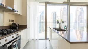 Private kitchen - Distinctively Superior 2BR With Splendid Marina Views! (Dubai)
