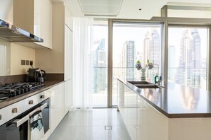 오븐, 쿡탑, 조리 도구/접시/주방 기구, 식탁