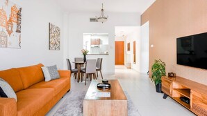 Living area - Business Bay Apartment With Balcony Views Near Downtown (Dubai)