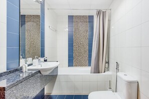Soap, shampoo - Business Bay Apartment With Balcony Views Near Downtown (Dubai)