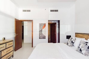 1 bedroom, laptop workspace, iron/ironing board, WiFi - Business Bay Apartment With Balcony Views Near Downtown (Dubai)