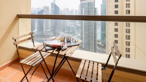 Outdoor dining - Bright & Lively 1BR Apartment With Marina Views (Dubai)
