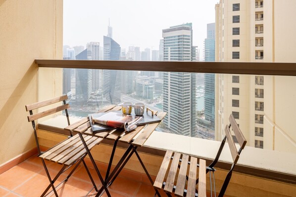 Outdoor dining - Bright & Lively 1BR Apartment With Marina Views (Dubai)