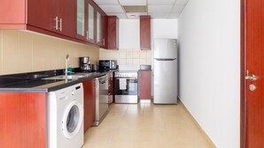 Private kitchen - Bright & Lively 1BR Apartment With Marina Views (Dubai)