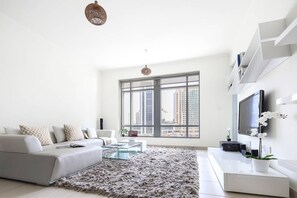 LCD TV, books - Bright and Spacious 1BR in Downtown Dubai (Dubai)