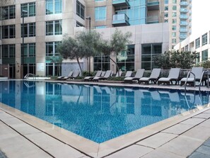 Outdoor pool - Bright and Spacious 1BR in Downtown Dubai (Dubai)