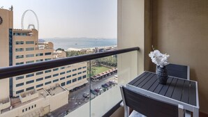 Property grounds - Elegant + Upscale 3BR in JBR With Full Sea Views! (Dubai)