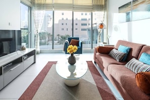 TV - 1BR in Dubai Marina With a Rooftop Pool! (Dubai)