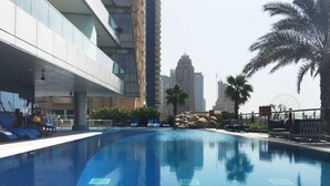 Outdoor pool - Bright and Cozy 1BR in Dubai Marina! (Dubai)