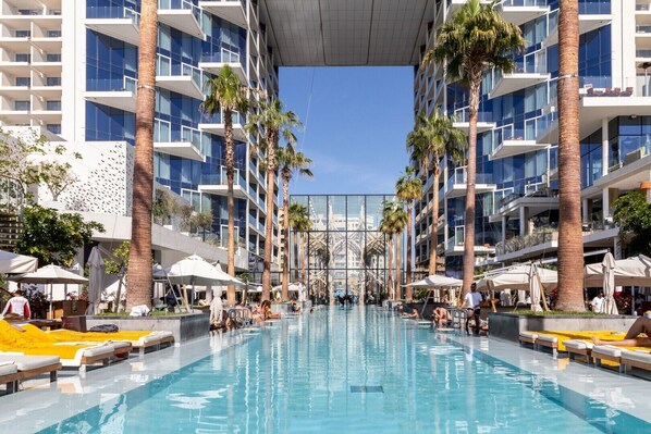 Utendørsbasseng og et evighetsbasseng