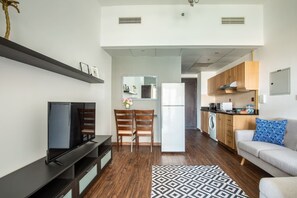 Flat-screen TV - Chic & Timeless Studio Apartment in The Heart of Sports City (Dubai)