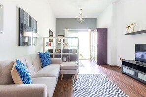 Flat-screen TV - Chic & Timeless Studio Apartment in The Heart of Sports City (Dubai)