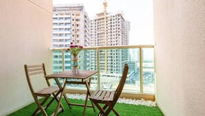 Outdoor dining - Chic & Timeless Studio Apartment in The Heart of Sports City (Dubai)