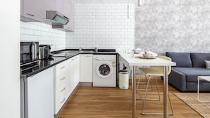 Private kitchen - Bright & Rustic Studio In Lake Apartments (Dubai)