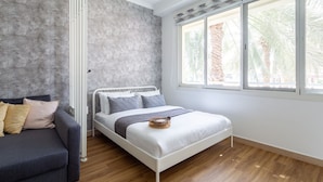 Room - Bright & Rustic Studio In Lake Apartments (Dubai)
