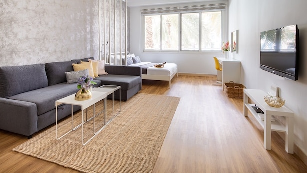 Room - Bright & Rustic Studio In Lake Apartments (Dubai)