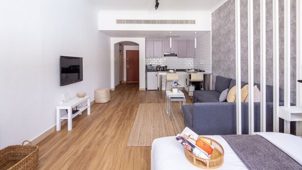 TV - Bright & Rustic Studio In Lake Apartments (Dubai)
