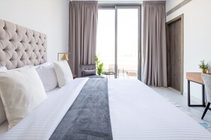 2 ห้องนอน, โต๊ะทำงาน, พื้นที่ทำงานแบบใช้แล็ปท็อป, เตารีด/โต๊ะรีดผ้า