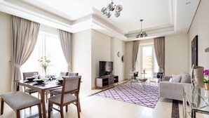 TV - High Quality Living in This 2BR Apt in Downtown Dubai - Sleeps 6! (Dubai)