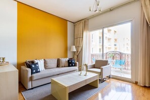 TV - Bright & Spacious 1BR in JVC - Sleeps 3! (Dubai)