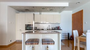 Horno, placa de cocina, silla alta para bebés, utensilios de cocina