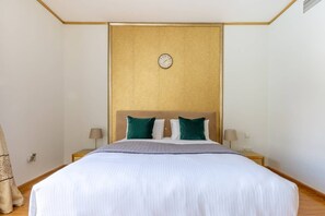 1 bedroom, laptop workspace, iron/ironing board, free WiFi - Bright & Spacious 1BR in JVC - Sleeps 3! (Dubai)
