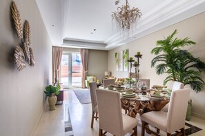 Dining - Calm Yet Exhilarating 3BR in Downtown Dubai - Sleeps 8! (Dubai)