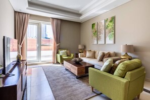 TV - Calm Yet Exhilarating 3BR in Downtown Dubai - Sleeps 8! (Dubai)