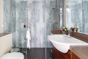 Bathtub, towels, soap, shampoo