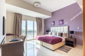 2 makuuhuonetta, kannettavalle tietokoneelle sopiva työtila