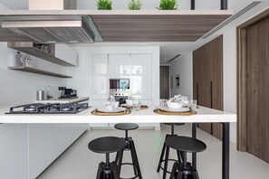 Ofen, Herdplatte, Geschirrspüler, Kochgeschirr/Geschirr/Besteck