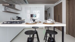 Oven, stovetop, dishwasher, high chair - Glitzy 1BR Apt in The Heart of Palm Jumeirah (Dubai)