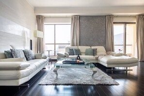 TV - Elegant 2BR in JBR With Stunning Marina Views! (Dubai)