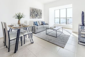 Dining - Captivating 1BR in Dubai Marina - Sea Views! (Dubai)