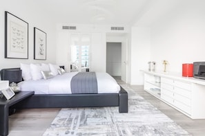 Room - Breathtaking 3BR With a Private Pool! (Dubai)