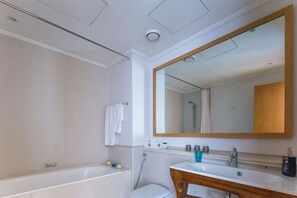 Bathtub, soap, shampoo - Amazing + Bright 2BR w/ Full Marina Views! (Dubai)