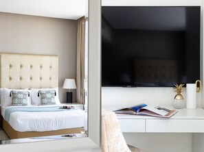 Espacio para trabajar con laptop, tabla de planchar con plancha y wifi 