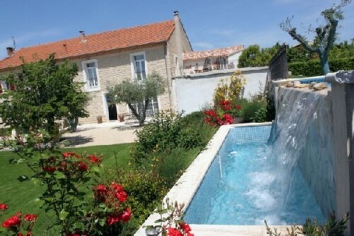 Charming cottage with infinity pool in provencal farmhouse
