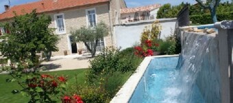 Charming cottage with infinity pool in provencal farmhouse