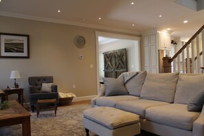 Smart-TV, DVD-Player, Bücher, Computerbildschirme